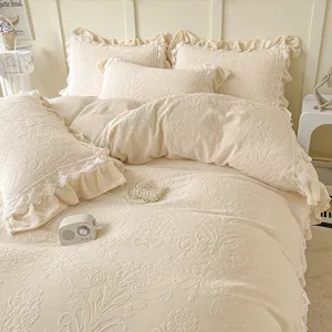 Juego de ropa de cama de terciopelo con relieve y encaje para una decoración acogedora de dormitorio.