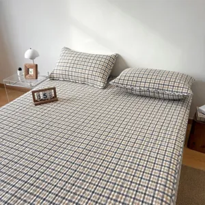 Klassiek hoeslaken van gewassen katoen met geruit patroon voor gezellige slaapkamer.