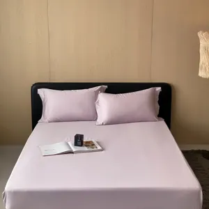 Effen katoenen hoeslaken set met kussenslopen voor comfortabel beddengoed in slaapkamer.