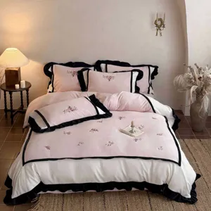 Winter Milchfleece Bettwäsche 4-Teilig mit süßer Blumenstickerei und schwarzen Rüschen für gemütliches Zimmer.