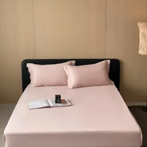 Luxe langstapelig katoen hoeslaken kussensloop set in roze, minimalistisch beddengoed.