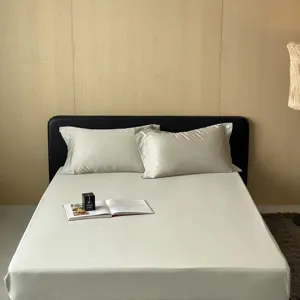 Luxe hoeslaken en kussenslopen beddengoed set van langstapelig katoen voor de slaapkamer.