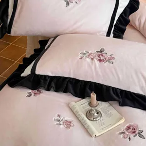 Winter Milchfleece Bettwäsche Set Detailansicht, rosa Plüsch Bettbezug mit Rüschen und Rosen.