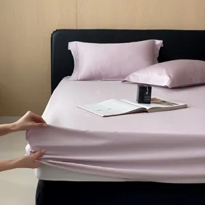 Luxe hoeslaken en kussenslopen set van langstapelig katoen in roze kleur voor de slaapkamer inrichting