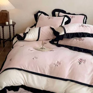 Winter warme Milchsamt Bettwäsche 4-teilig mit eleganter Rosenstickerei und Rüschen.