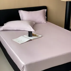Luxe hoeslaken en kussenslopen set van langvezelig katoen in lichtroze, elegante slaapkamerstijl.