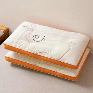 Nahaufnahme von ergonomischen Memory-Schaum-Kissen mit orangefarbenem Netz und Stickerei.