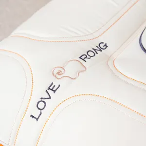 Bequemes Kissenkern-Detail aus Textil mit sauberer Stickerei und feinem Steppdesign.