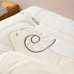 Weiches besticktes Schafkissen Detail zeigt bequeme Stofftextur und feine Nähhandwerkskunst.