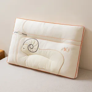 Gemütlicher minimalistischer schafbestickter kissenkern für komfortablen schlaf im schlafzimmer