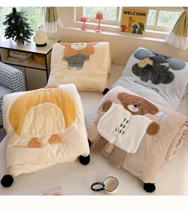 Épaisse couette d'hiver en velours de lait avec broderie d'animaux et déco de boules.