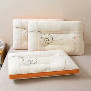 Ergonomisches weiches Memory Foam Kissen Detailansicht mit süßem Schaf Bestickung Design.