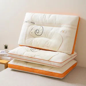 Komfortables ergonomisches Kopfkissen mit schöner Schaf-Bestickung und orangem Netzrand.
