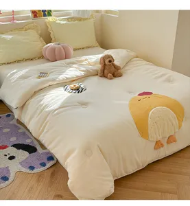 Couette d'hiver en velours de lait avec design de dessin animé doux et chaud en détail.