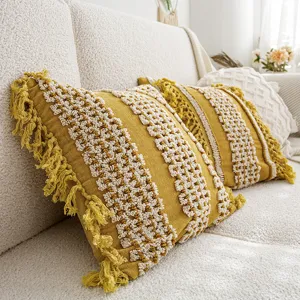 Housse de coussin tuftée jaune bohème avec pompons, coussin décoratif doux pour canapé.