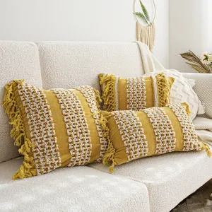 Housse de coussin tuftée bohème avec pompons, taie d'oreiller décorative jaune et blanche canapé.