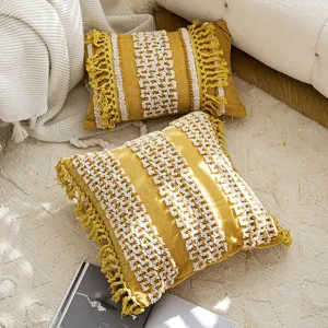 Housse de coussin touffetée brodée bohème avec franges chics pour décoration de canapé.