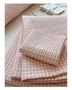 Colcha acolchada de cuadros rosas con hermoso bordado de cerezas, ropa de cama de algodón suave.
