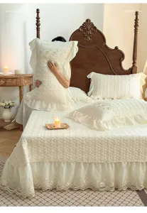 Juego de colcha acolchada de terciopelo de leche con bordado de encaje para dormitorio.