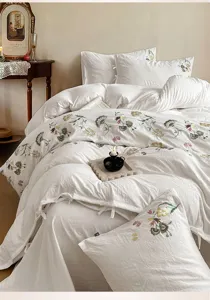 Détail de linge de lit en coton lavé brodé de fleurs, tissu ultra-doux et superbes broderies.