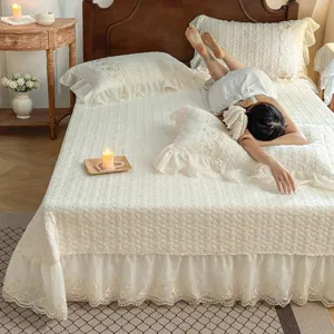 Cálida colcha acolchada de terciopelo de leche con elegante bordado y volantes para la cama.