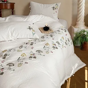 Parure de lit 4 pièces en pur coton de haute qualité avec élégante broderie florale.