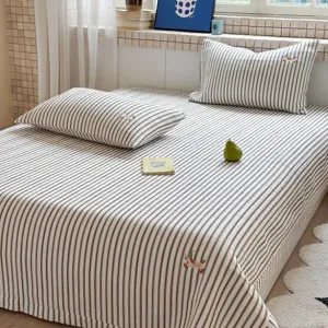 Conjunto de cubrecama de algodón a rayas estilo coreano de tres piezas muy suave y cómodo.