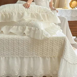 Colcha acolchada de vellón de lujo con elegantes bordados para un dormitorio cálido y acogedor.