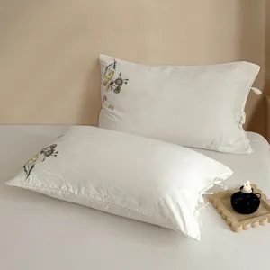 Housse de coussin en coton lavé haut de gamme avec broderie florale délicate, douce.