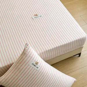 Katoenen gewassen hoeslaken met berenpatroon, roze gestreepte beddengoed set voor thuis.