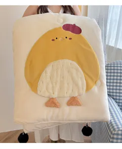 Détail de couette d'hiver en velours de lait brodé de poussin mignon avec tissu chaud.