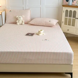Roze gestreept katoenen hoeslaken set met schattige teddybeer voor studentenkamer slaapkamer.