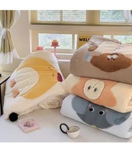 Détail de couette en polaire de lait épaisse avec animaux brodés de dessin animé, literie d'hiver.