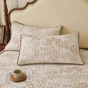 Set lenzuola con angoli in cotone lavato trapuntato con stampa floreale pastorale vintage.