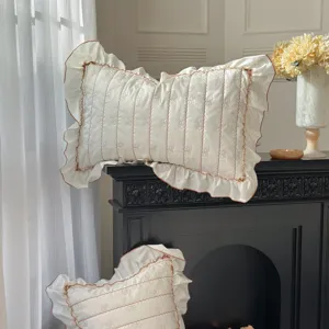 Fundas de cojín acolchadas blancas con volantes y lazo, algodón decoración del hogar imagen principal.