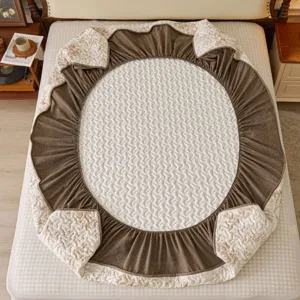 Coprimaterasso trapuntato in cotone lavato spesso con eleganti volant marroni e stampa floreale.