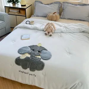 Couette d'hiver en velours de lait douillette avec broderie d'éléphant, chaude et confortable.