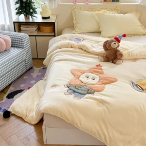 Couette d'hiver en polaire de lait épaisse avec broderie étoile mignonne et confort douillet.