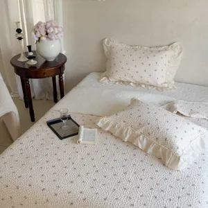 Couvre-lit en double gaze de coton douillet avec bordure en dentelle fine et matelassage doux.