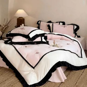 Gemütliches Bettwäsche-Set aus Milchfleck-Samt im Winter mit schöner Blumenstickerei.