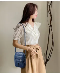 Elegante bolso bandolera de piel suave para mujer con múltiples bolsillos y estilo retro.