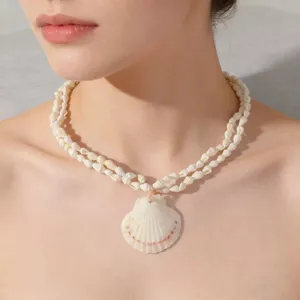 Gedetailleerd overzicht van een elegante dubbele streng natuurlijke schelpenketting in oceaanstijl