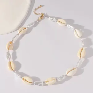 Detail van kauri schelpen ketting met parels en verstelbare gouden sluiting