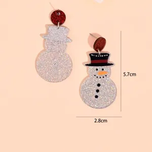 Makro-Detailansicht der Acryl-Glitzer-Schneemann-Ohrringe mit Maßen von 5,7 cm x 2,8 cm