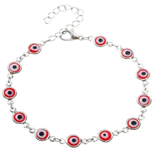Detailansicht eines Armbands mit roten und weißen Böser-Blick-Anhängern in Silberoptik