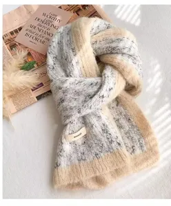 Bufanda de punto de mezcla de lana en color beige y gris, variante de invierno cálida y suave.