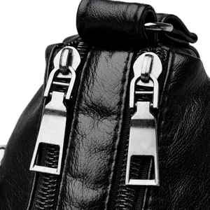 Borsa a tracolla da donna in pelle morbida nera vista dettagliata con doppie chiusure lampo.