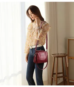 Stilvolle Damen Umhängetasche Crossover Tasche lässiges mehrschichtiges Design in Weinrot.