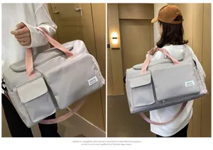Gran bolsa de viaje con correas rosa y múltiples bolsillos para deporte y excursiones.