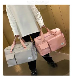 Gran bolsa de viaje plegable con bolsillos frontales, asas dobles y correa ajustable.